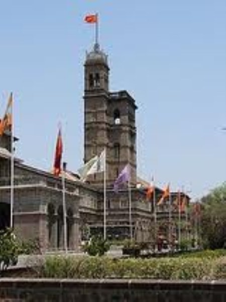 3. Đại học Pune đã được thành lập vào năm 1949 thuộc Bombay ,được trải rộng trên một diện tích 411 mẫu Anh và được biết đến như là “Oxford của phương Đông ". Trường thu hút nhiều sinh viên nước ngoài do có nhiều dạng học bổng khác nhau cho sinh viên, cơ sở vật chất tuyệt vời với cơ sở lưu trú tốt.